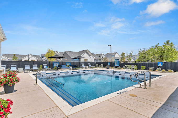 YardHomes Parkside Apartments Swimming Pool